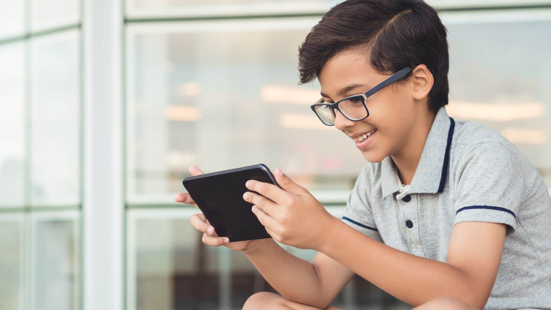 Celular para crianças: riscos do uso de telas na infância