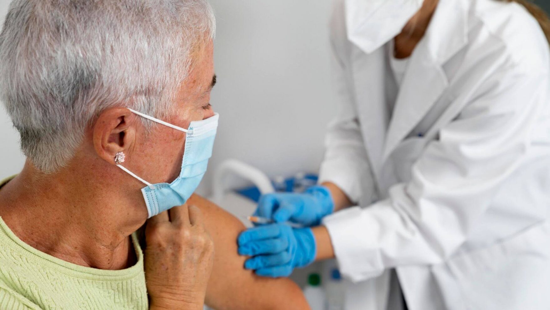 Entenda a importância da vacina da gripe em idosos