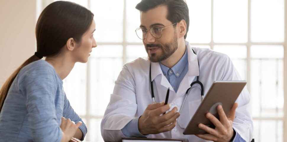 Qual é o papel do médico geneticista?