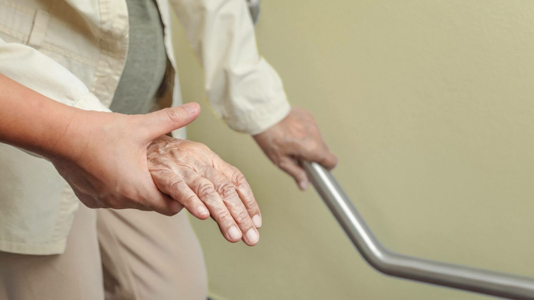 Cuidados para evitar a queda de idosos em acidentes domésticos