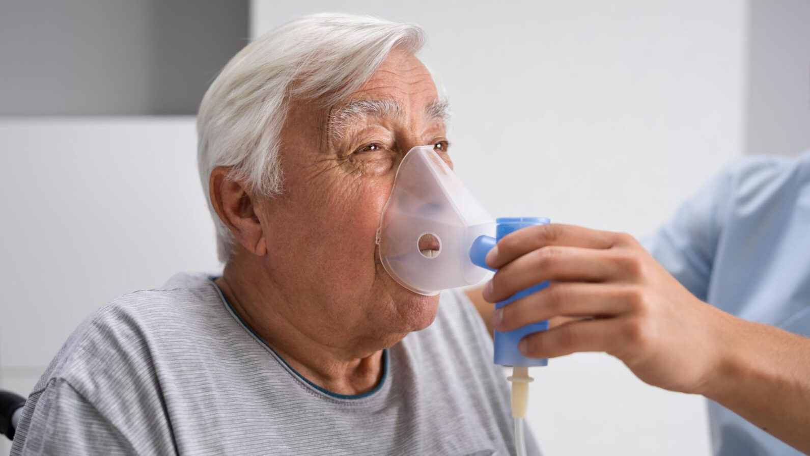 Pneumonia em idosos: sinais, riscos e como prevenir a doença