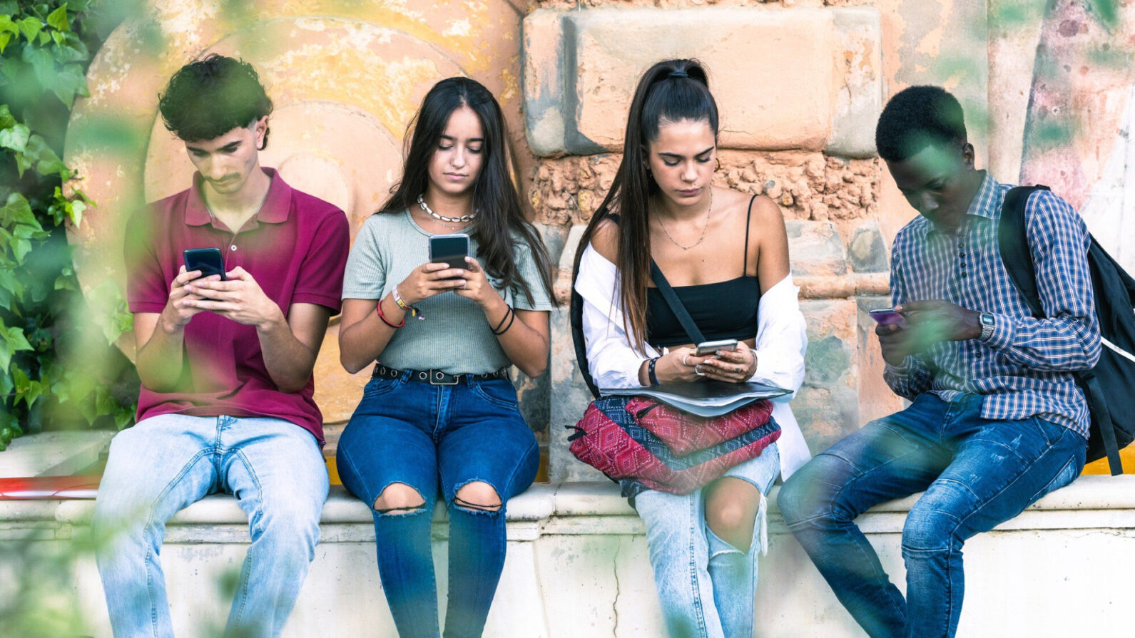 Medo de ficar de fora: o que é FOMO e como isso afeta a saúde mental
